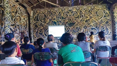 Mahasiswa Univeritas Mulawarman KKN 48 KUKAR 22 Lakukan Sosialisasi Budikdamber di Desa Budaya Lekaq Kidau