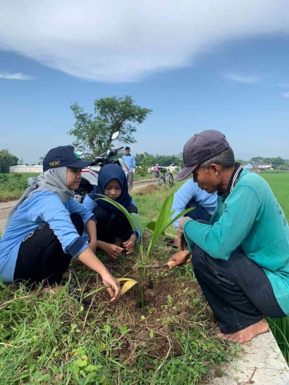 Peduli Lingkungan, Mahasiswa KKN UIN Walisongo Semarang Lakukan Penanaman Pohon Jambe 