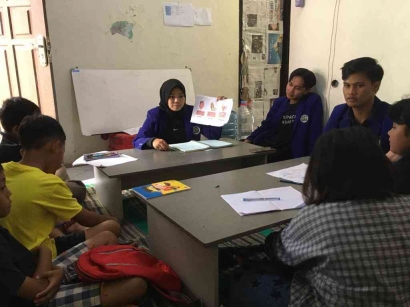 Semangat Edukasi Bimbingan Belajar Siswa-Siswi SDN dan MI Al Huda Padusan bersama Mahasiswa KKN UM