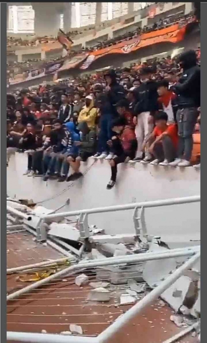 Pagar Stadion JIS Ambruk saat Launching, Kok Bisa?
