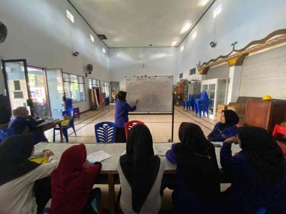 Pendampingan Belajar Siswa SD oleh Mahasiswa KKN Universitas Negeri Malang di Kelurahan Kemasan