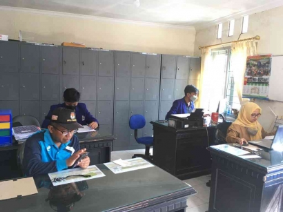 Piket Kantor Desa, Mahasiswa KKN UM Rutin Melakukan Kegiatan di Kantor Balai Desa Padusan