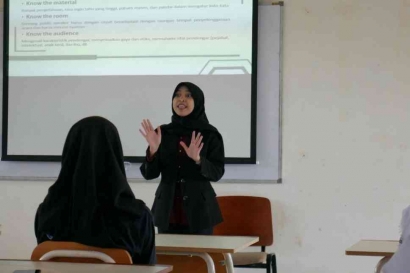 Mahasiswi Universitas Negeri Malang menjadi Pemateri dalam Pelatihan Public Speaking di SMK Negeri 1 Wonosari Tahun 2022
