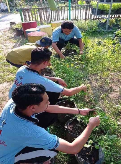 Tim KKN UM Ciptakan Lingkungan Bersih dan Sehat di Kelurahan Mojoroto Melalui Program Kerja Bakti secara Rutin
