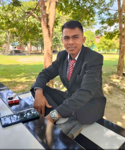 Sekdes Waturempe Muhamad Irfan Resmi Raih Gelar Magister di Universitas Halu Oleo