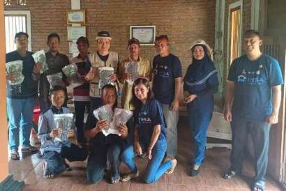 IHSA Sumbang Sarung Tangan untuk Petani Salak Desa Ekowisata Pancoh