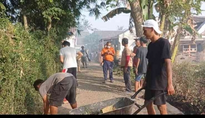 KKN KOLABORATIF : Mahasiswa KKN Kelompok 147 Bersama Warga Dusun Krajan A Desa Bangsalsari Kerja Bakti Menyambut Hari Kemerdekaan