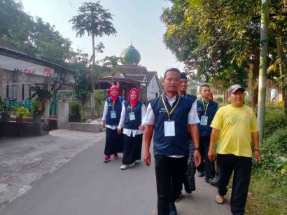 Gerak Cepat - Mahasiswa Peserta KKN-IC POSKO 8 IAI Al Qodiri Jember Langsung Koordinasi Dengan Perangkat Dusun di Hari Pertama KKN