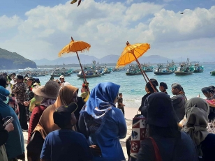 Petik Laut Tanjung Papuma dalam Perspektif Pariwisata Ekokultural