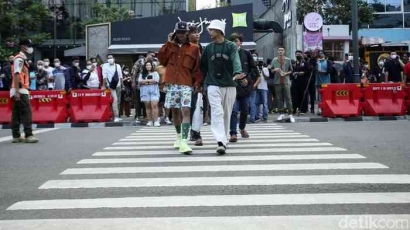 Aksi Citayam Fashion Week "Kemerdekaan Parade Busana Anak Muda"