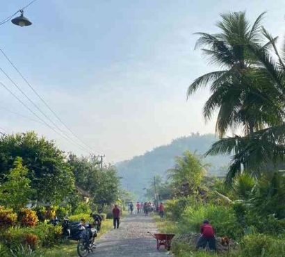 Masyarakat Dusun Rejosari, Desa Tembokrejo Kec. Gumukmas, Jember Gotong Royong Melakukan Kerja Bakti untuk Mewujudkan Lingkungan yang Bersih