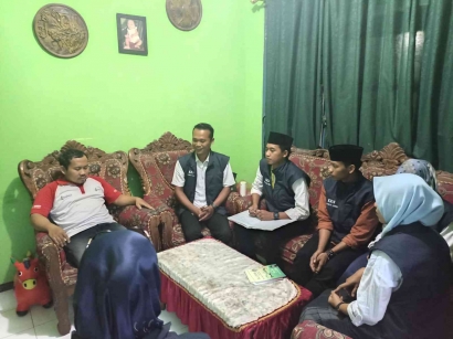 KKN-IC IAI Al Qodiri Jember Berkoordinasi Dengan Ketua Takmir Masjid Al Baiturroman Dusun Biting Pinggir dan Membantu Mengajar di Musholla Al Hidayah