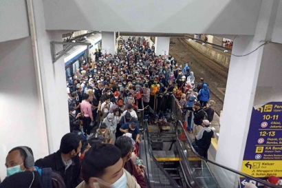 Ngeri, Saling Dorong dan Impit Gara-Gara Eskalator Rusak Lagi di Stasiun Manggarai