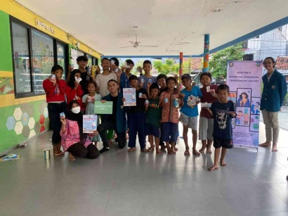 Mahasiswa KKN Undip Bagi-Bagi Susu Gratis untuk Anak-Anak RPTRA Mardani Asri Cempaka Putih, Jakarta Pusat
