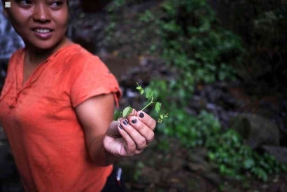 Bangkitnya Ekonomi "Liar" Wanita Dusun Tertinggal