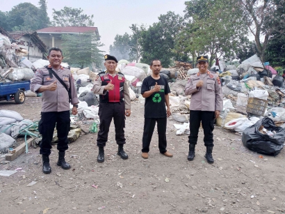 Kapolsek Setu Berikan Apresiasi kepada Pelaku Bank Sampah Laskar Mandiri Burangkeng