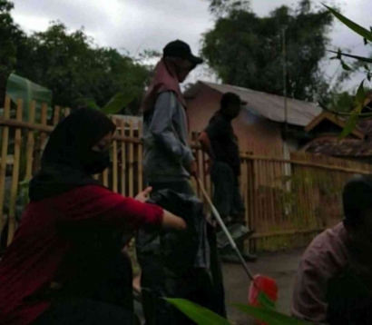 Mahasiswa KKN-T Universitas Pendidikan Indonesia Melaksanakan Jumsih bersama Warga Desa Sirnajaya