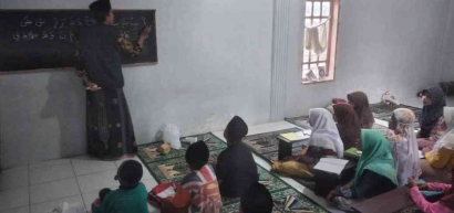 Mahasiswa Peserta KKN-IC POSKO 8 IAI Al Qodiri Jember Mendampingi Santri Musholla Al Hidayah Belajar Membaca Al Qur'an dan Mengikuti Kegiatan Majilis Sholawat Asy-Syifa'