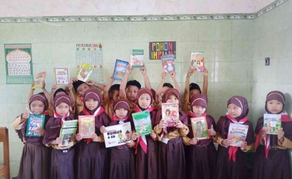 Program Taman Baca KKN UMSurabaya Memberikan Kebahagiaan bagi Murid MI Islamiyah Desa Paloh