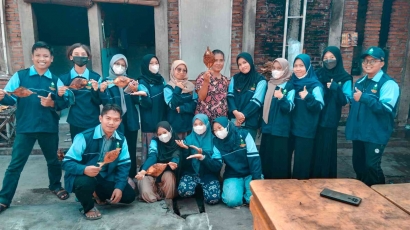 Mahasiswa KKN MMK Kelompok-47 UIN Walisongo Semarang Mengenal UMKM Ikan Asap di Desa Kalirejo Undaan Kudus