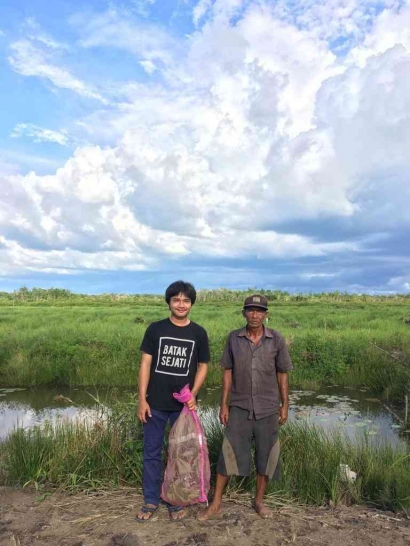Mahasiswa KKN Kebangsaan Mempererat Tali Silaturahmi dengan Pembudidaya Ikan di Desa Mawar Mekar, Kapuas