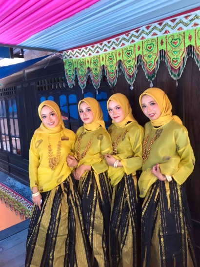 Pakaian Tradisional Perempuan Sulawesi Selatan "Baju Bodo"