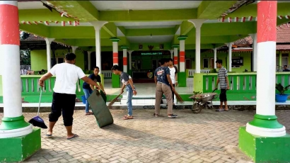 Mahasiswa KKN Kelompok 18 Universitas Muhammadiyah Melakukan Kegiatan Bersih-bersih Balai Desa Sukosari