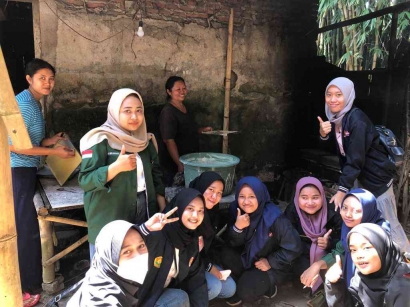 Kerupuk "Bibir Merah" Ibu Susilowati; Kunjungan UMKM di Kelurahan Kranjingan oleh KKN Kolaboratif Kelompok 234