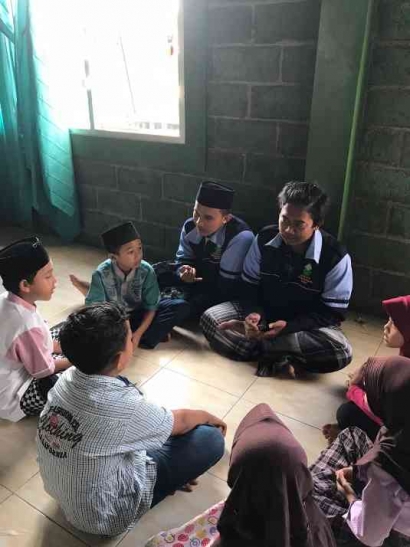Pendampingan Belajar Mufrodat Bahasa Arab kepada Anak-anak Dusun Kalisidi