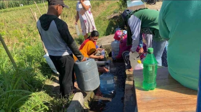 Mahasiswa KKN Kolaborasi 12 Melakukan Pengujian TDS Meter di Salah Satu Sumber Air Desa Tembokrejo