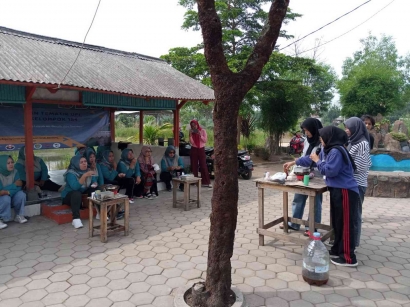 KKN Tematik UPI 2022: Demonstrasi Pemanfaatan Minyak Jelantah Menjadi Lilin Aromaterapi di Desa Bojongemas