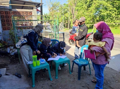 Sukseskan BIAN Kelompok KKN Desa Baletbaru Bekerja Sama dengan Kader Posyandu Berikan Layanan Jemput Pasien ke Rumah Warga