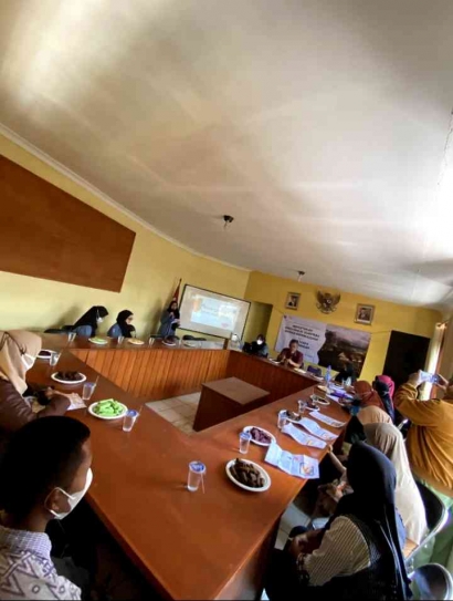 Upaya Meningkatkan Perekonomian Masyarakat Melalui Pemanfaatan Sosial Media bagi UMKM di Kelurahan Isola
