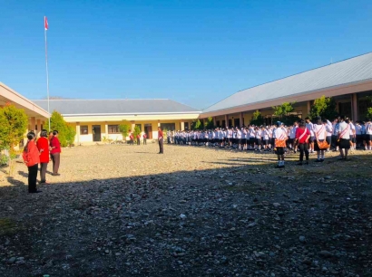 Upacara Bendera: Kegiatan Pembiasaan SMP Santa Angela Atambua