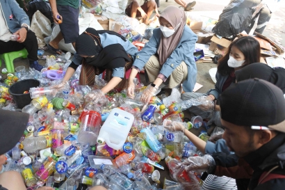 Mahasiswa KKN UPI Pilah Pilih Sampah Anorganik di Bank Sampah Anwet Lima Kota Bandung