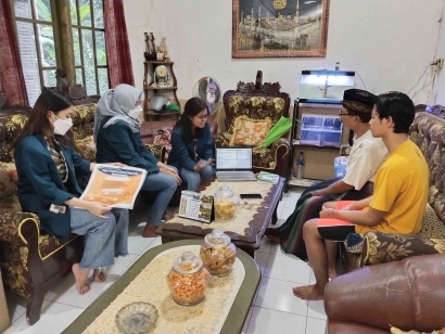 Mahasiswa KKN Tim II Undip Memberikan Edukasi Pentingnya Hak Merek sebagai Hak Kekayaan Intelektual kepada UMKM Daster Dusun Kretek