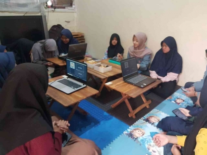 KKN Tematik UPI 2022 Kelompok 44: Implementasi Literasi Digital Sebagai Upaya Meningkatkan Kesejahteraan Masyarakat