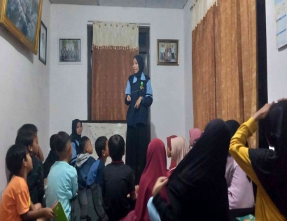 Belajar Bahasa Asing (Arab dan Inggris) oleh Mahasiswa KKN UIN Walisongo Semarang Kepada Masyarakat Desa Tuwel