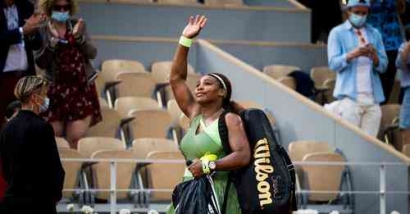 Serena Williams Gantung Raket