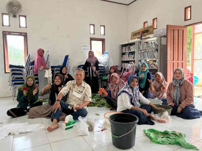Melestarikan kembali Batik Ecoprint Desa Karyajaya bersama Kagama Kaltim dan KKN Tradisi Nusantara