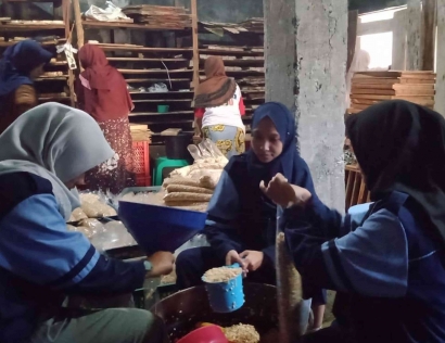 Kunjungan UMKM dan Pelatihan di Perusahaan Keripik Tempe bersama Mahasiswa KKN UIN Walisongo Semarang