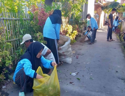 Menjaga Kebersihan Lingkungan dengan Kerja Bakti oleh Mahasiswa KKN MIT-14 Kelompok 16 UIN Walisongo Semarang