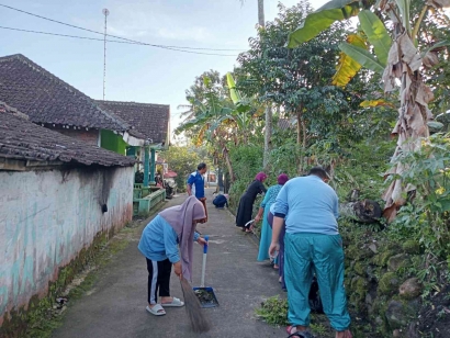 KKN-MIT14 Kelompok 61 UIN Walisongo Semarang Lakukan Kegiatan Bersih-bersih di Lingkungan Sekitar Desa Gondang