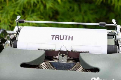 Beranikah Kita Mempertanyakan Kebenaran dari Pengetahuan yang Kita Yakini?