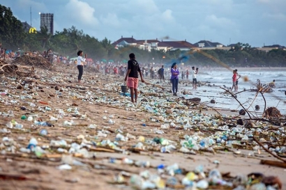 Celah Kebaikan di Antara Sampah Plastik yang Berserakan
