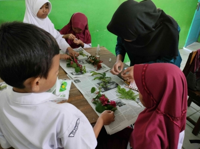 KKN Undip: Ajarkan Cara Pembuatan Herbarium Kering Sebagai Media Belajar dan Berkreasi di SD N 1 Sumampir