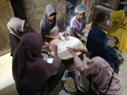 Peran Industri Rumahan Kerupuk Payus Dalam Meningkatkan Pemberdayaan Ekonomi Perempuan di Ranca Sawah
