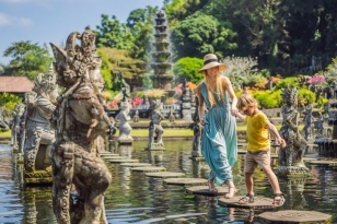 Hal Positif yang Bisa Kita Pelajari dari Bule di Bali
