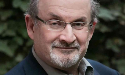 Salman Rushdie di Bawah Bayangan Awan Hitam Kebebasan Berkarya