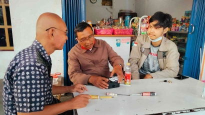 Lampu Emergency Karya Mahasiswa KKN Undip Tim II Tahun 2022 Berhasil Diimplementasikan di Kelurahan Palebon
